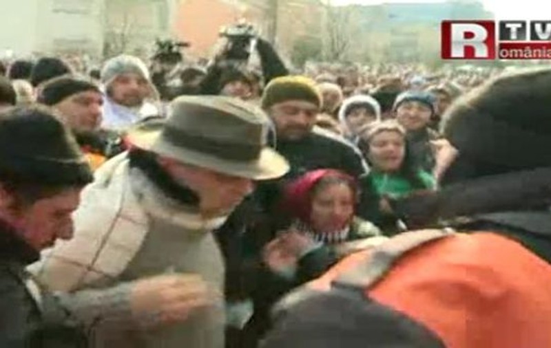 Scene incredibile! Colindătorii s-au călcat în picioare în faţa casei lui Gigi Becali | VIDEO