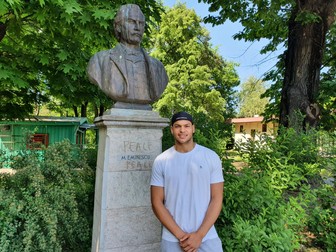 Lângă statuiua lui Eminescu