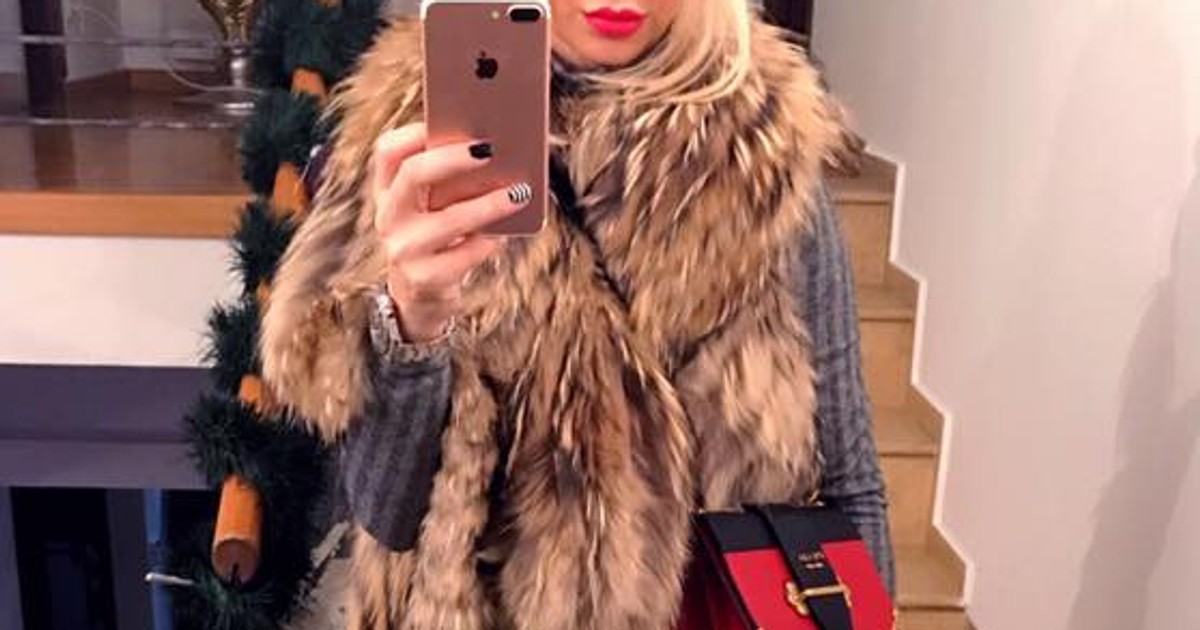 Andreea Bănică își face un selfie în casă