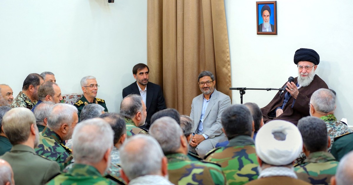 Ayatollahul Ali Khamenei în timpul unei întâlniri cu comandanți din Gardienii Revoluției și din armata iraniană Foto: Profimedia