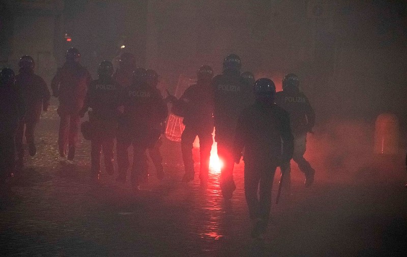 Italia a raportat aproape 32.000 de noi cazuri de infectare cu coronavirus, în timp ce la Florența au fost arestați protestatari
