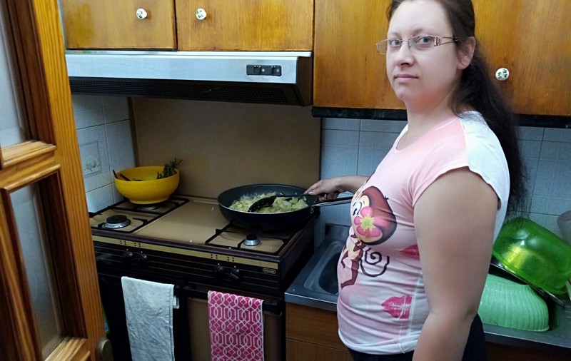 Angela, îngerul italienilor. Povestea româncei care gătește pentru toți bătrânii singuri din cartierul ei: „Sărăcia te învață multe. Sunt persoane care nu mai au pe nimeni”
