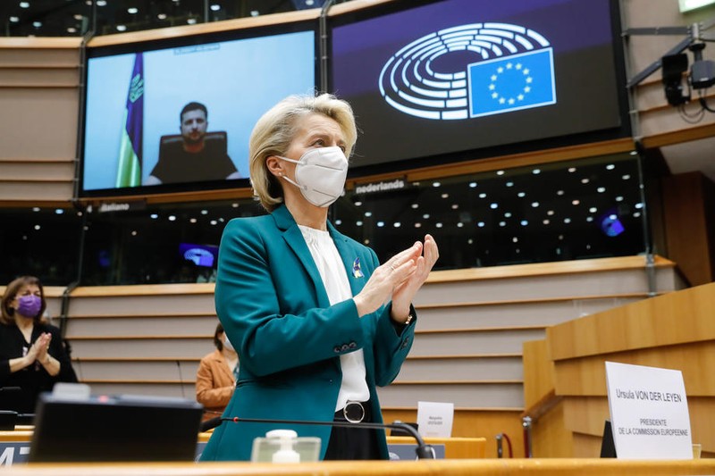 Președinta Comisiei Europene Ursula von Der Leyen aplaudă discursul lui Zelenski | Foto: EPA
