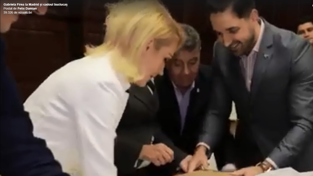 Gabriela Firea a pus în încurcătură pe toată lumea cu cadoul pe care i l-a dus primarului din Madrid. Cinci oameni s-au chinuit să-l desfacă
