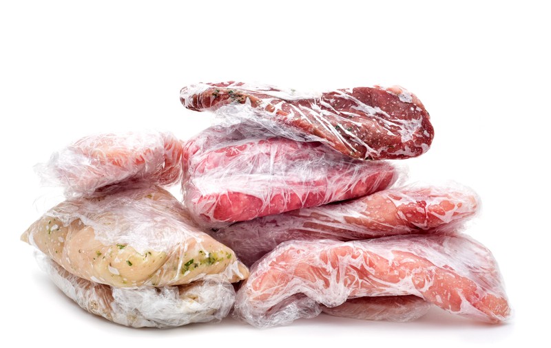 ANSVSA a dat amenzi de aproape 200.000 de lei pentru magazinele care vând carne congelată. În ce condiții era ținută