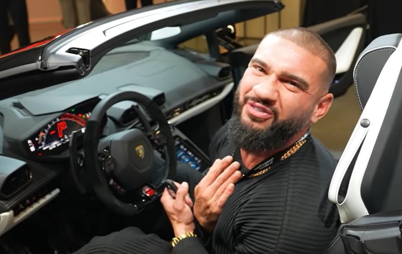 Reacția lui Dorian Popa când un fan a vrut să se urce în mașina lui de 300.000 de euro: „Muncesc de ani de zile pentru acești bani”