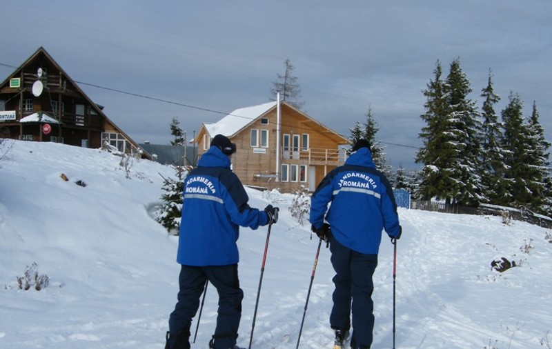 Om de afaceri austriac salvat de jandarmii clujeni, cu tot cu maşina sa de teren, de pe crestele înzăpezite ale munţilor