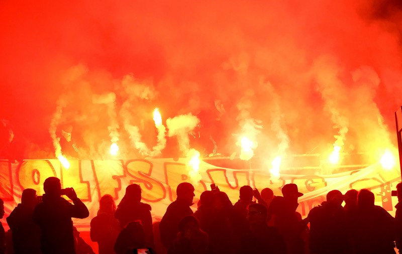 ”Piromanii” de la Wolfsburg au vrut să le dea foc antrenorilor adverși / VIDEO