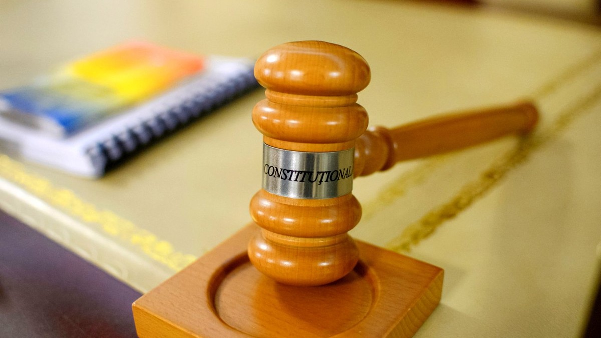 Imagine cu un ciocan din lemn pe care scrie „Curtea Constitutionala”