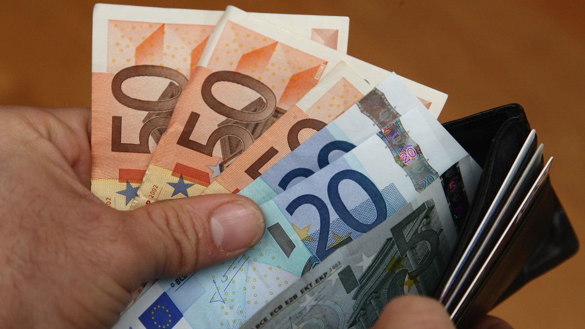 Turiștii români, sfătuiți să fie atenți la bancnotele false de 50 euro în Bulgaria. Sursă foto: Getty Images.