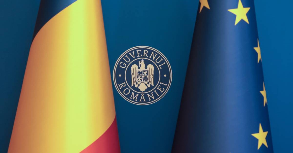 Sigla Guvernului României, între steagul României și cel al Uniunii Europene