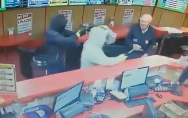 Un pensionar a devenit erou în Irlanda, după ce a oprit un jaf. La 83 de ani, le-a venit de hac tâlharilor înarmați (VIDEO)