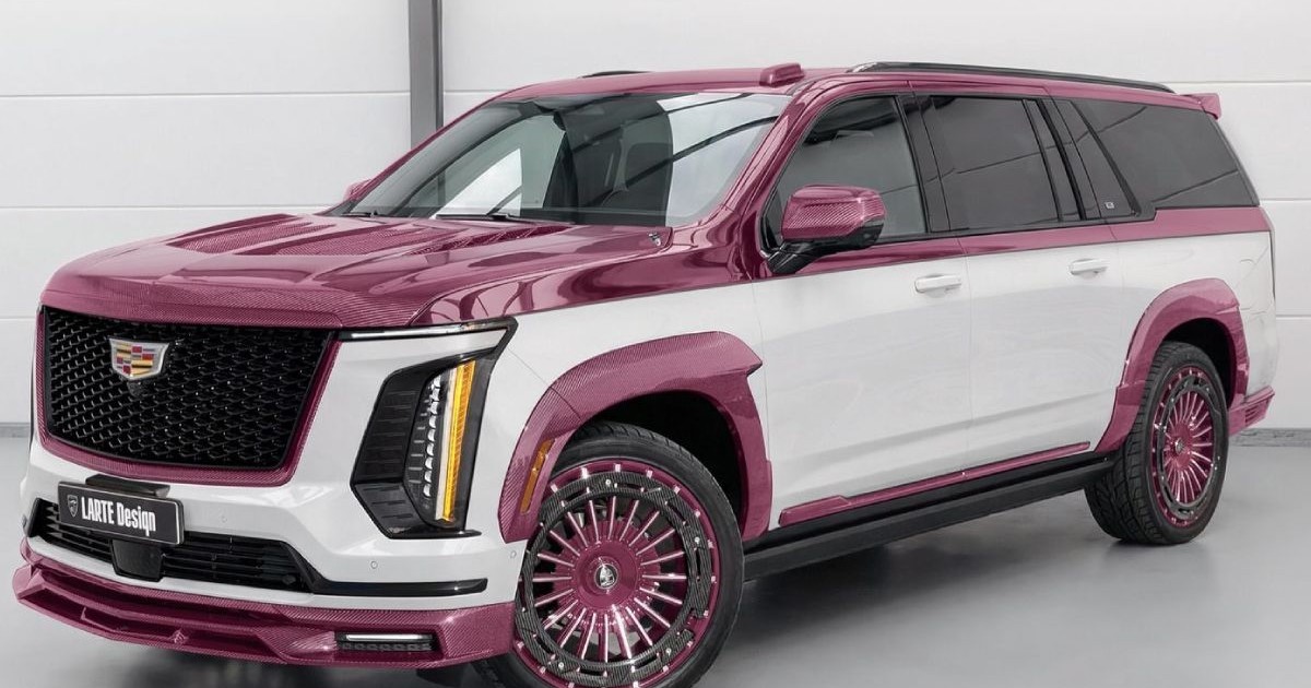 Cadillac Escalade, de culoare roz, modificat de Larte Design, o companie de design auto din Germania