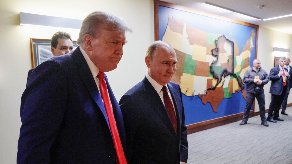 Donald Trump (stânga) și Vladimir Putin în timpul summitului din Alaska Foto: Profimedia