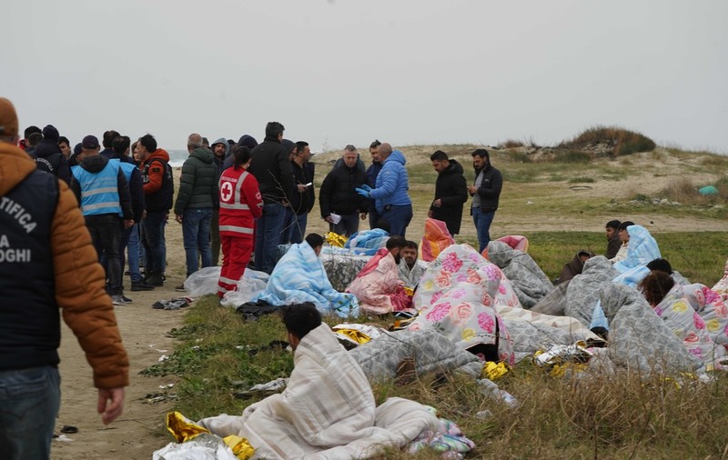 „Ne-au aruncat în mare, să fie barca mai ușoară”. Mărturii după naufragiul din sudul Italiei, în care au murit 64 de migranți, dintre care 14 copii