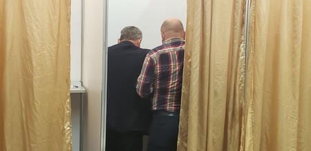 Liberalii au votat și doi în cabină