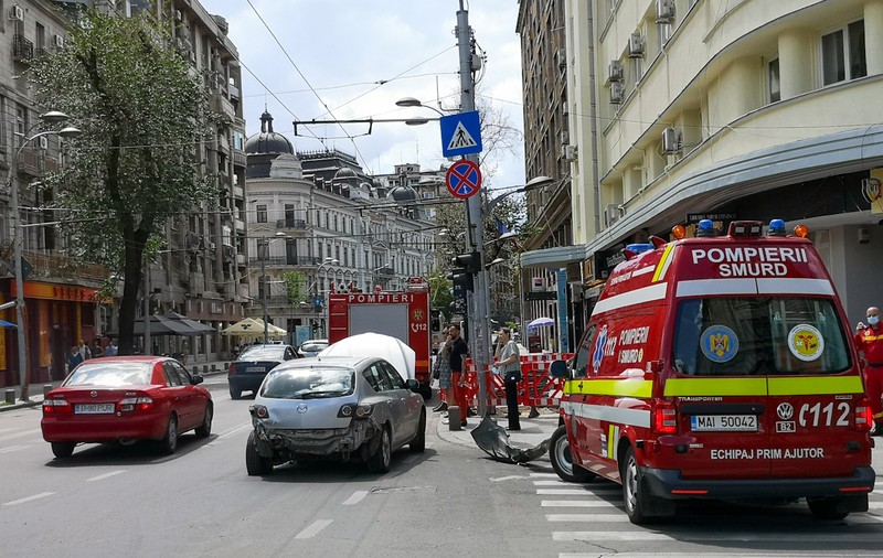 Mașină de poliție, implicată într-un accident în centrul Capitalei. O femeie a ajuns la spital