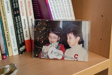 Fotografie cu Sânziana și Mihnea în biroul Oanei de la Universitatea din Granada, Spania