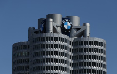 Logo-ul BMW pe clădirea companiei din Munchen. Foto: Getty Images.