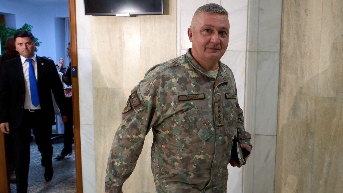 Generalul Vlad Gheorghiță (R), șeful Statului Major al Apărării al României, pleacă după participarea la ședința comisiilor de apărare din Parlamentul României. Discuția s-a concentrat pe serviciul militar voluntar de patru luni, București, 20 octombrie 2025