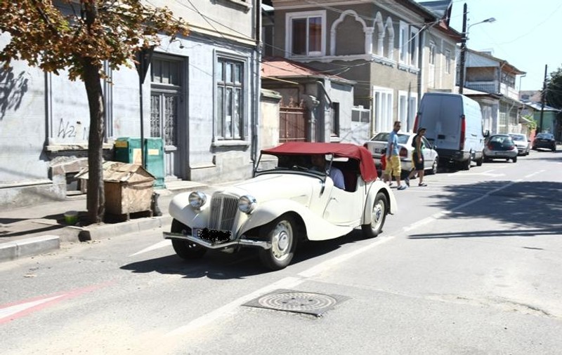 Ia uite ce maşină circulă prin cel mai sărac cartier al Bucureştiului!