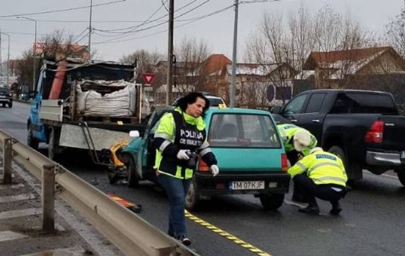 Doi muncitori care reparau drumul au fost loviți de o șoferiță de 85 de ani, la Timișoara. Toți trei, transportați la spital