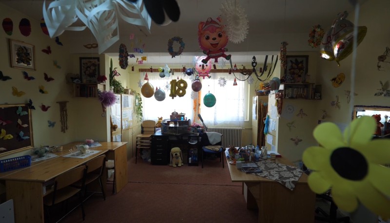 Sala de festivități de la Centrul de plasament Sf. Marcellin Champagnat din București păstrează încă urmele Sărbătorilor