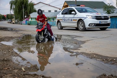 Un tânăr şi motocicleta lui au deraiat făcând loc maşinii de poliţie