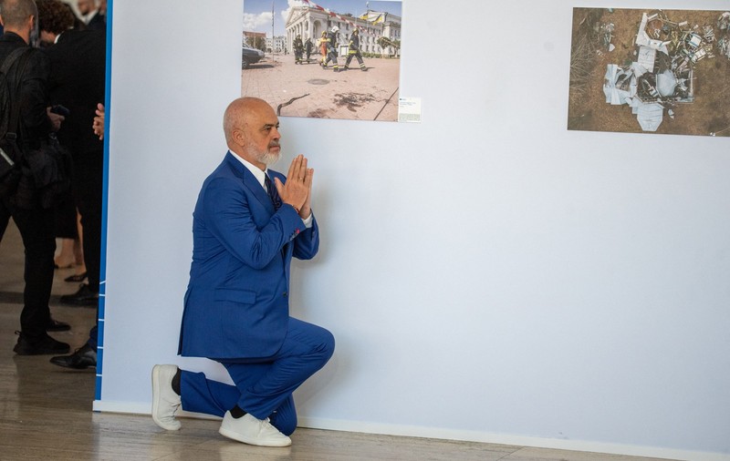 Edi Rama, gest surpriză la conferința pentru reconstrucția Ucrainei: s-a așezat în genunchi înainte să o salute pe Giorgia Meloni