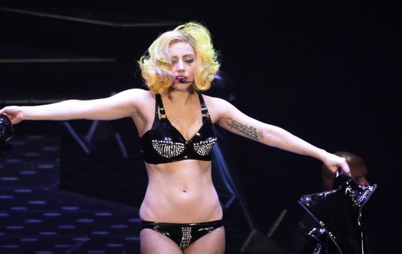 Lady Gaga, plimbare romantică cu iubitul pe malul Dunării