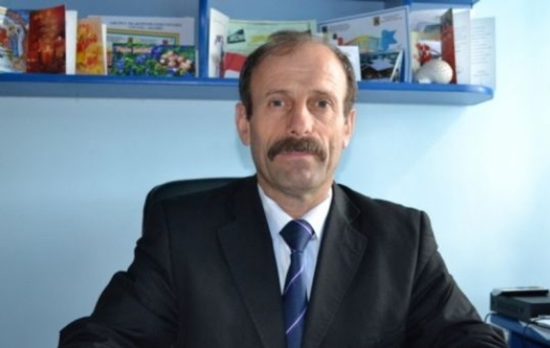 Viceprimarul unei comune din Neamț vindea bonurile de benzină ale primăriei cu 30 de lei. Închisoare cu suspendare pentru delapidare