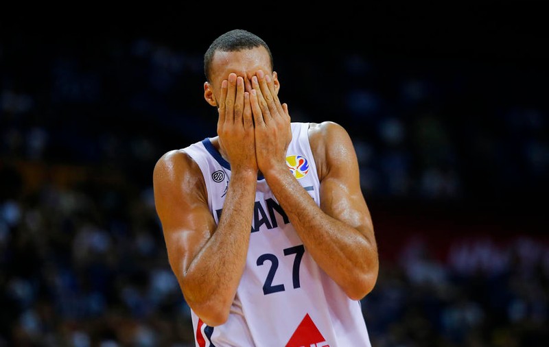 NBA suspendă întregul sezon pentru o perioadă nedeterminată după ce un baschetbalist Utah Jazz a fost depistat cu coronavirus