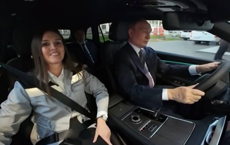 Rușii au făcut un SUV de 43.000 de euro cu chinezii și i l-au dus lui Putin să-l conducă: „Foarte confortabil”