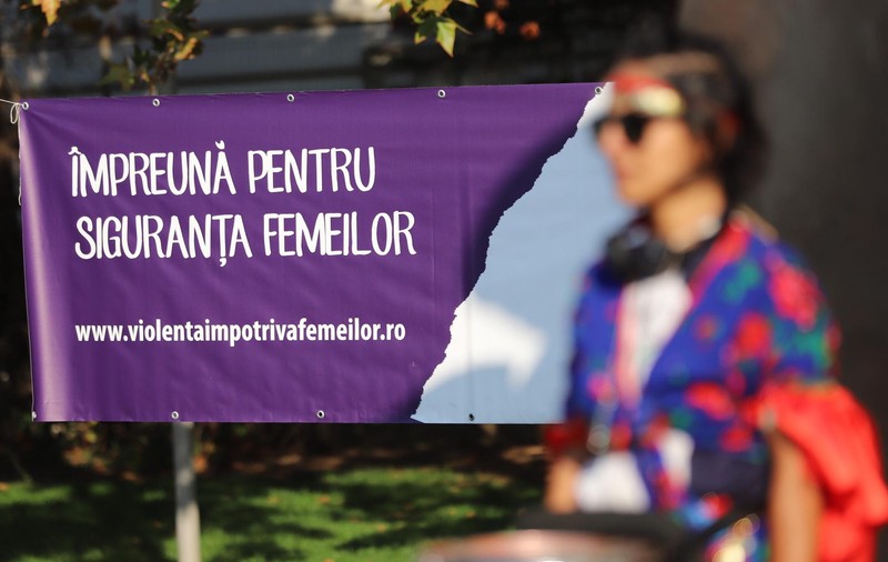 Sute de persoane au luat parte la marșul de solidaritate cu femeile care sunt victime ale violenţei