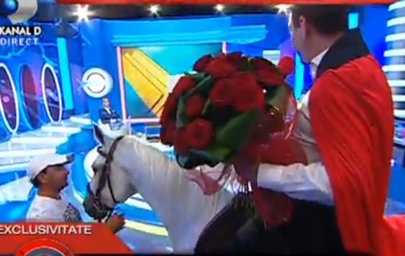 PREMIERĂ ÎN DIRECT! Pentru a fi iertat de soţie, un cunoscut MANELIST a venit CĂLARE PE CAL în studio! FOTO