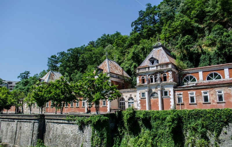 Stațiunile balneo, un vis de un miliard de euro. Ne îmbătăm cu apă minerală și rămânem cu durerile de șale, făcând turism pentru sănătate