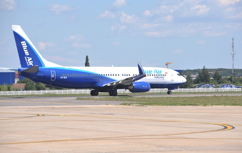 Mii de români se plâng că Blue Air anulează zborurile și nu mai returnează banii. „Reclamațiile se adună ca într-o chiuvetă fără scurgere”