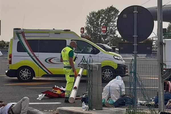 Mai mulți migranți au fost resuscitați când au fost dați jos din camion. Foto: telefriuli