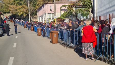 Cozile se măsoară în kilometri, așteptarea în ore | Foto: Cătălin Hopulele