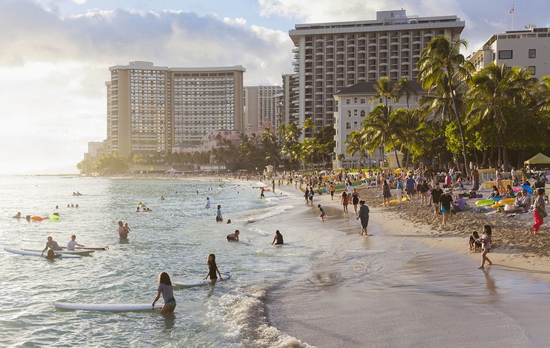 Autorităţile din Hawaii îi plătesc pe turişti pentru a pleca de pe insulă