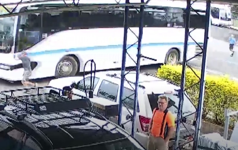 O elevă de 14 ani din Australia a oprit autobuzul școlar scăpat de sub control să lovească o benzinărie