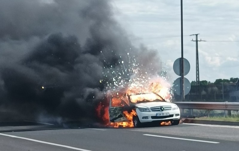 Mașina unei familii de români cu copii mici a luat foc în mers, pe autostradă, în Ungaria: „Au încercat să-l calmeze”. VIDEO