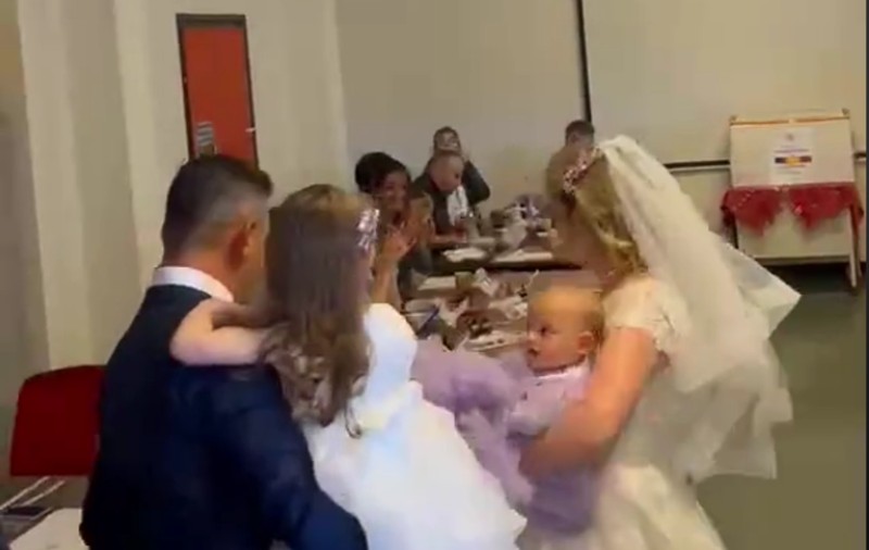 O româncă din Italia s-a dus la votare în ziua nunții cu bebelușul în brațe I VIDEO