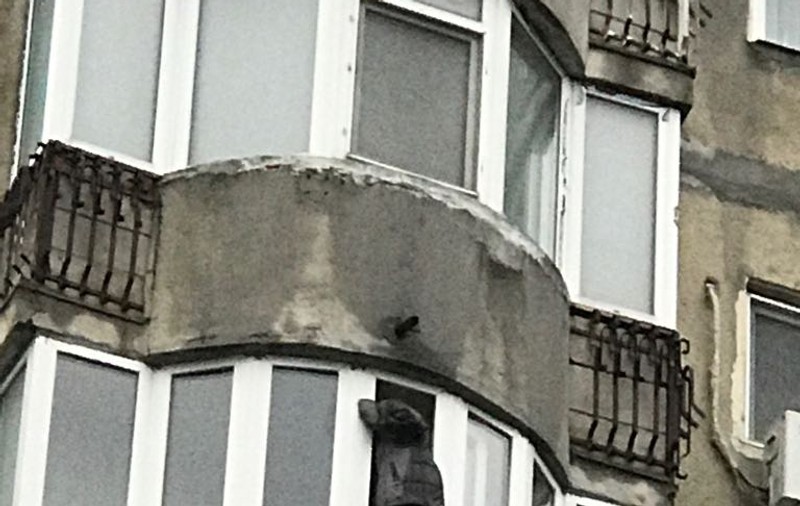 FOTO & VIDEO / Salvare spectaculoasă a unei femei care amenința cu sinuciderea, într-un bloc din București