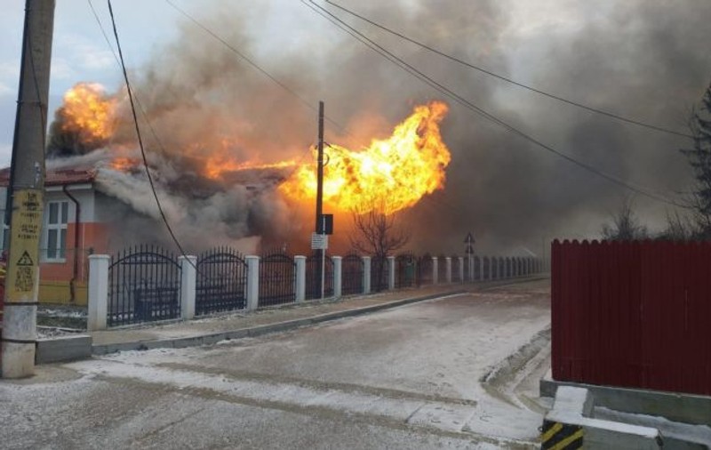 Incendiu la o școală din județul Vaslui, într-o clădire construită recent. Elevii au fost trimiși acasă