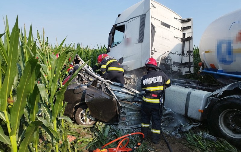 Autoturism strivit și târât zeci de metri într-un lan de porumb, după impactul cu o cisternă, în Ialomița. Șoferul a murit pe loc