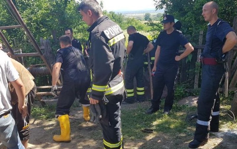 Doi muncitori din Vâlcea au fost prinși sub un mal de pământ. Unul din ei a fost scos mort
