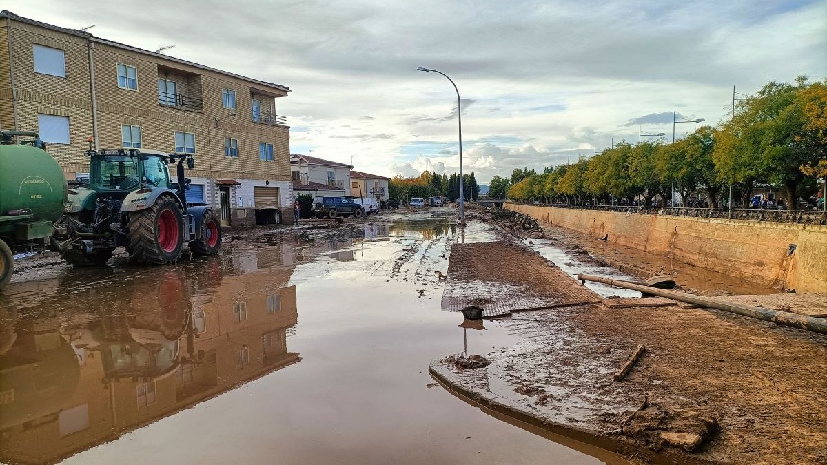 Un tractor ajută la curățarea străzilor în Utiel, Valencia, Spania, după inundații