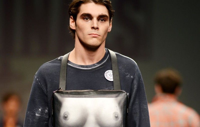 Bărbaţii cu fustă şi sâni, ultima modă la Milano | FOTO