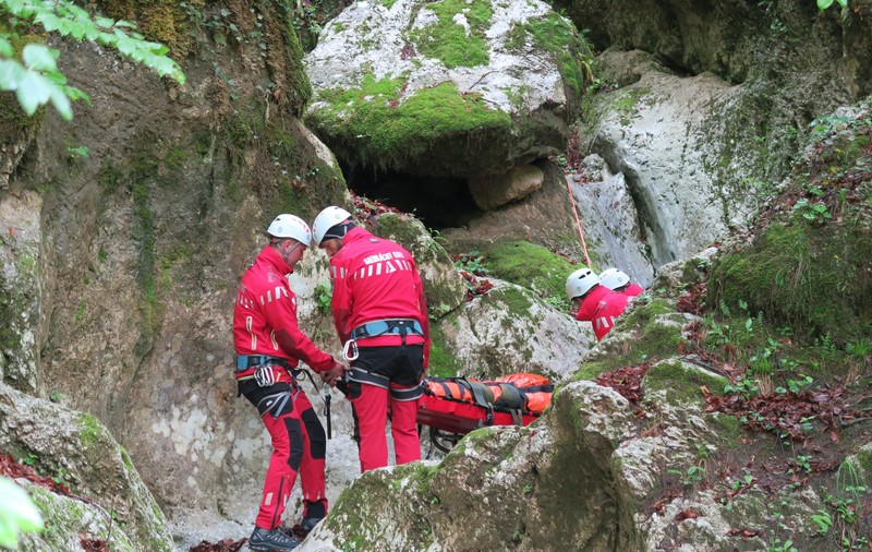 Aproape 40 de persoane au fost salvate de pe munte de salvamontiști, în ultimele 24 de ore. O alta a murit